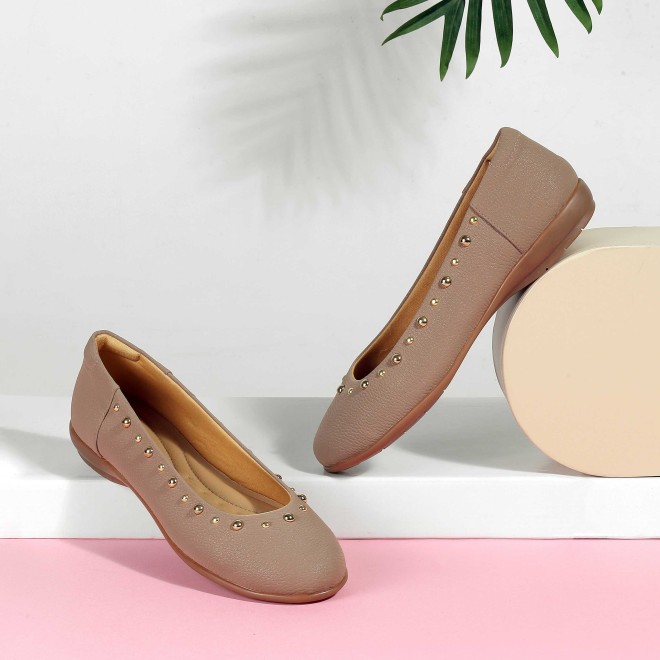 Mochi Women Beige-red Casual Ballerinas