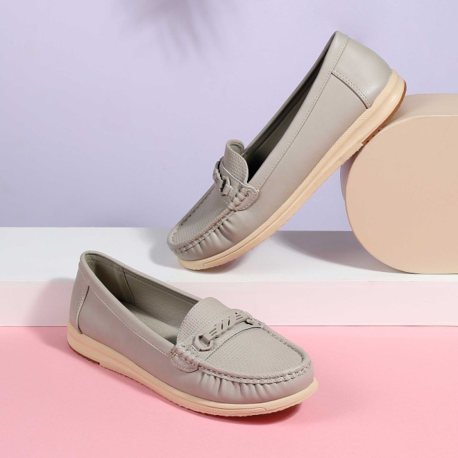 Mochi Women Off-white Casual Loafers