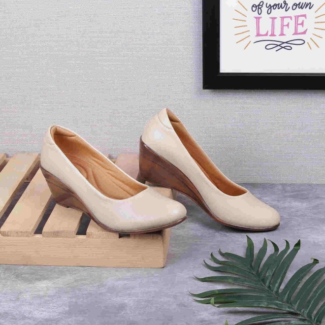 Mochi Women Beige Casual Ballerinas (SKU: 31-335-20-39)