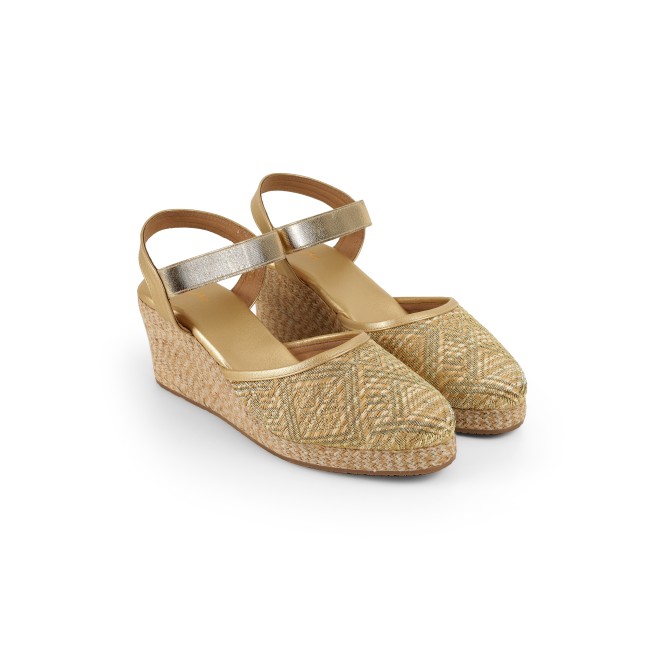 Cheemo Women Gold Casual Sandals (SKU: 92-234-15-38)